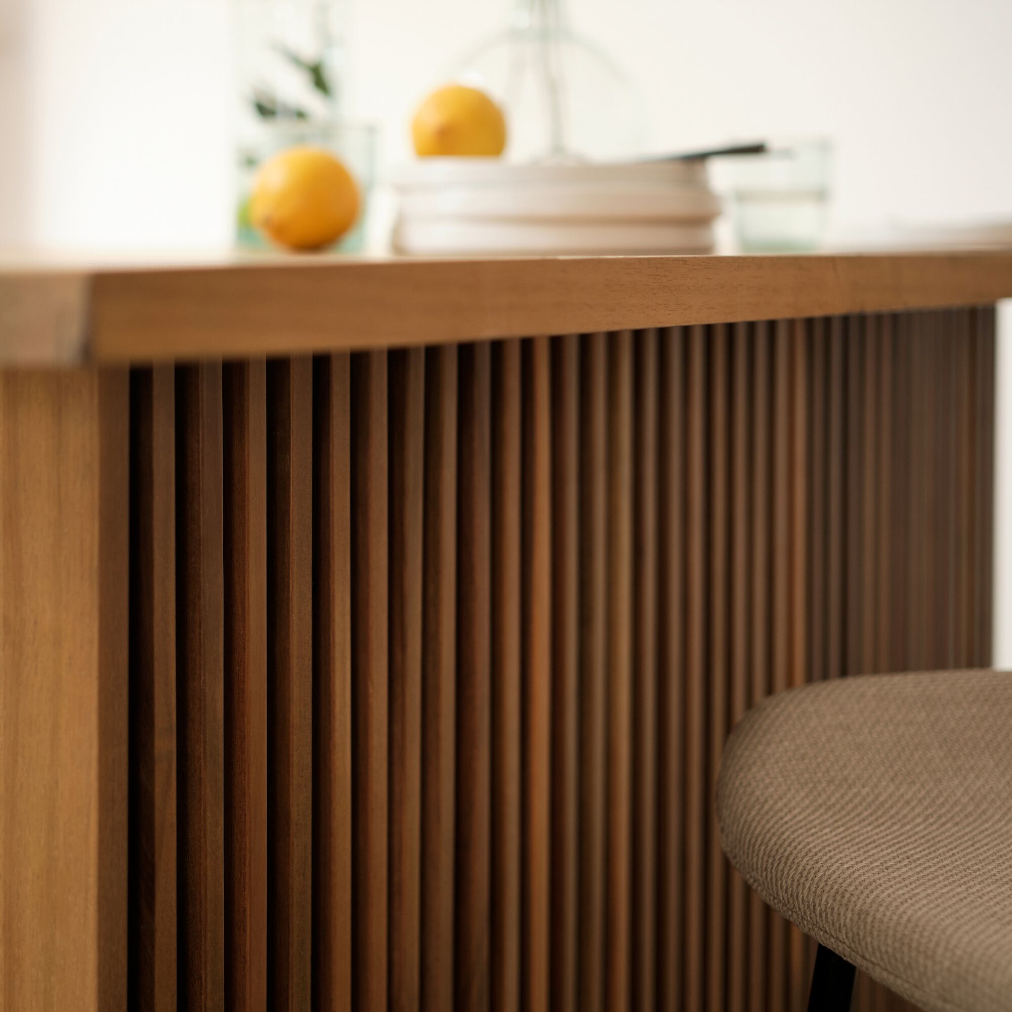 DIANE - Ilot central de cuisine à tasseaux avec rangement en acacia L150cm - bois clair