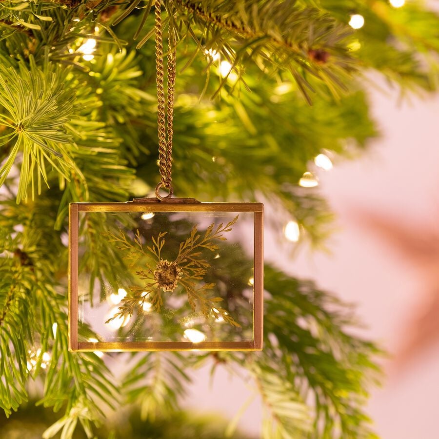 Suspension de Noël en verre et laiton avec fleurs séchées forme rectangulaire H5,50cm - doré-JUNIN