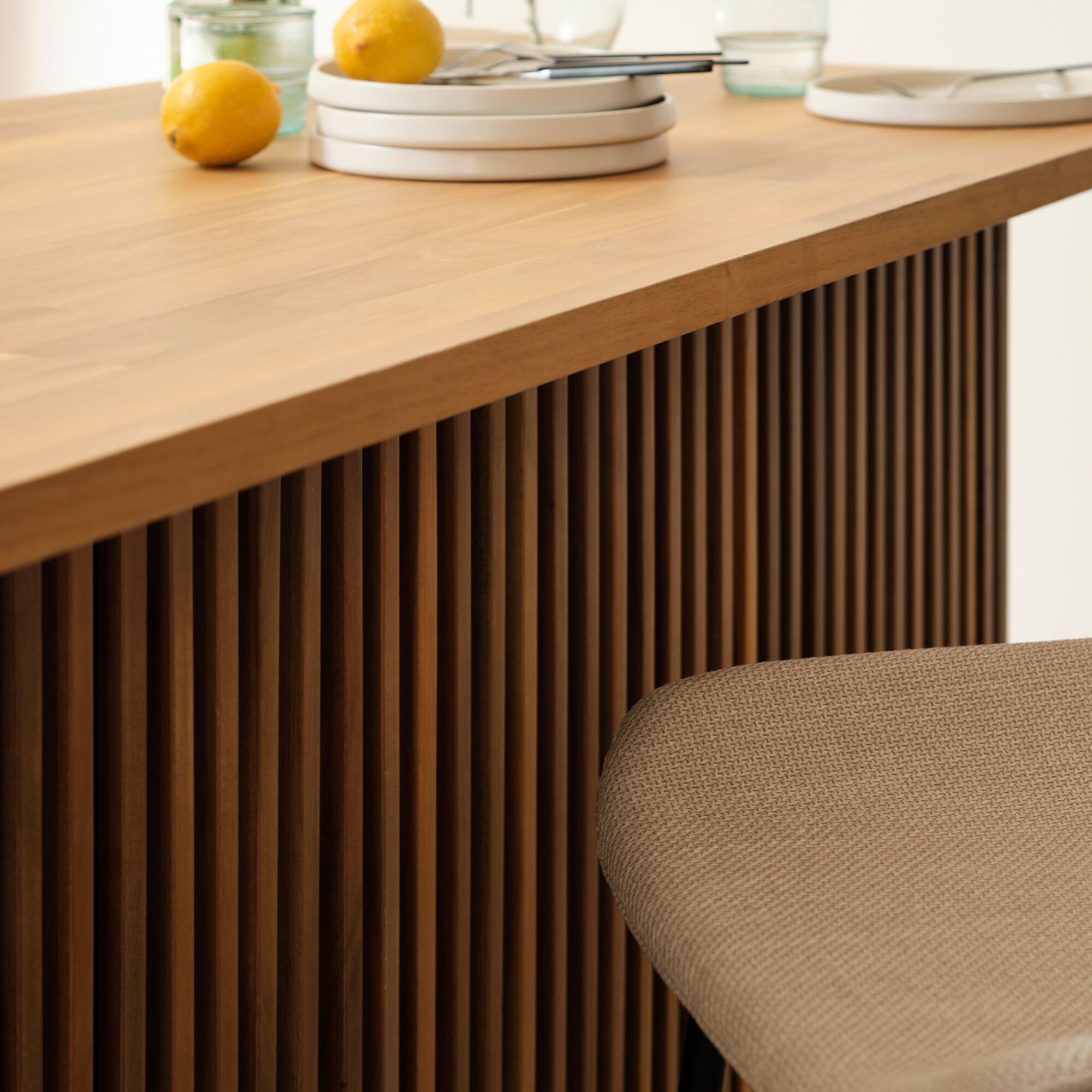 DIANE - Ilot central de cuisine à tasseaux avec rangement en acacia L150cm - bois clair