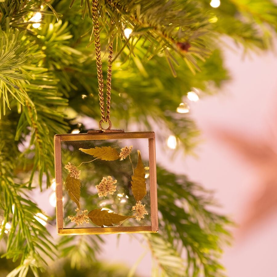 Suspension de Noël en verre et laiton avec fleurs séchées forme carrée H5,50cm - doré-JUNIN