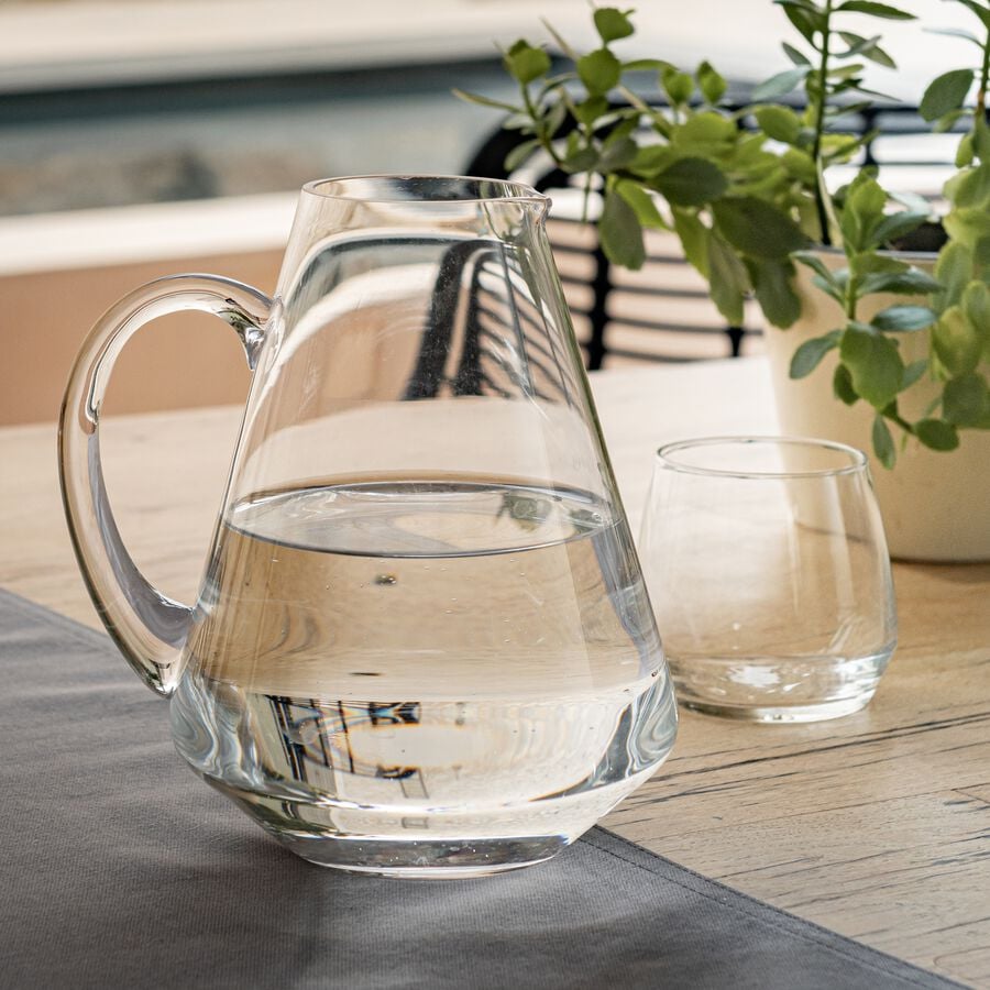 Vase En Verre Et Une Carafe D'eau Sur La Table