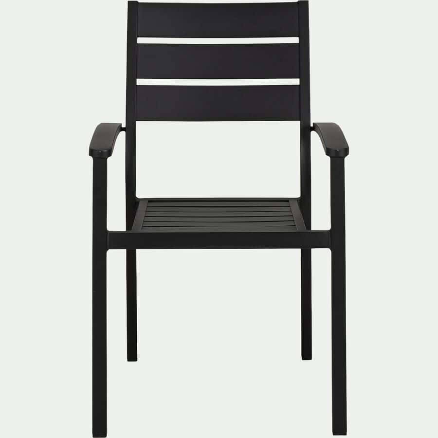 JAMES chaise empilable en aluminium noir et accoudoirs en bois de teck pour  terrasses de jardin bars d'hôtels restaurants