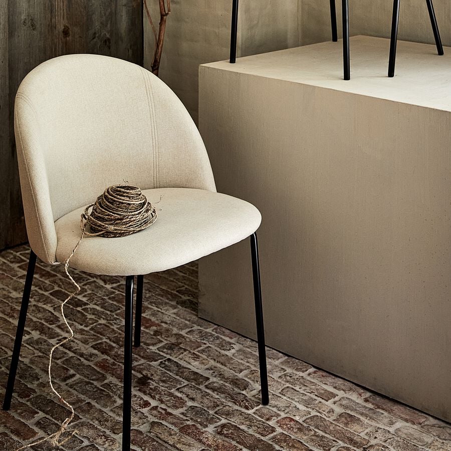Chaise de salle à manger design en tissu beige et pieds en acier noir