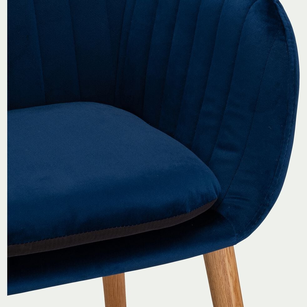 Chaise capitonnée en velours avec accoudoirs piétement bois clair - bleu marine-SHELL