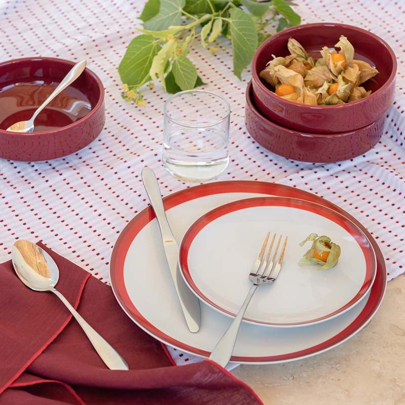 assiette et linge de table rouge et blanc