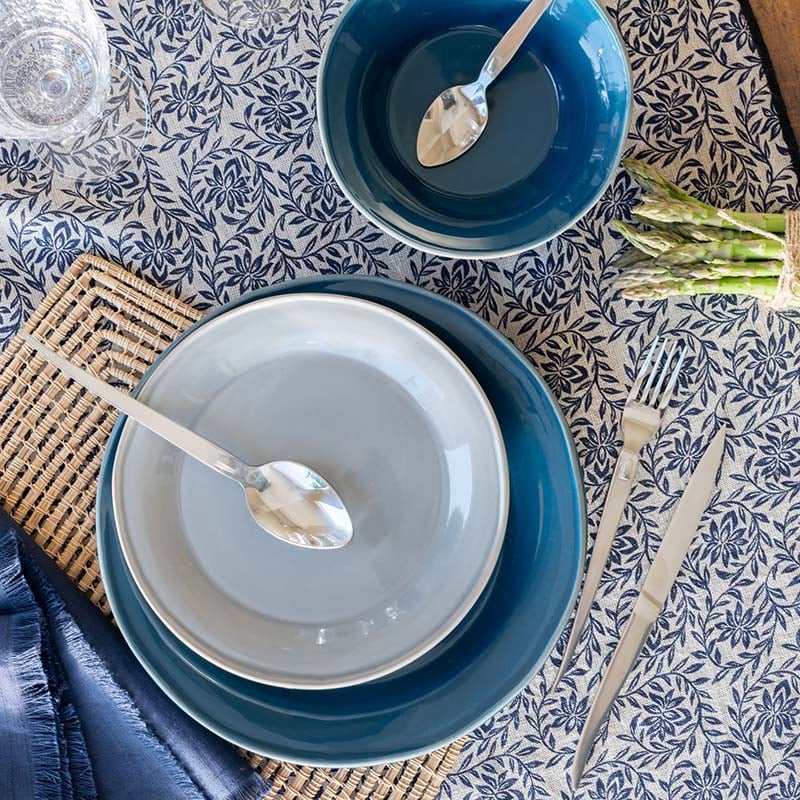 assiette en faïence bleu et nappe à motif