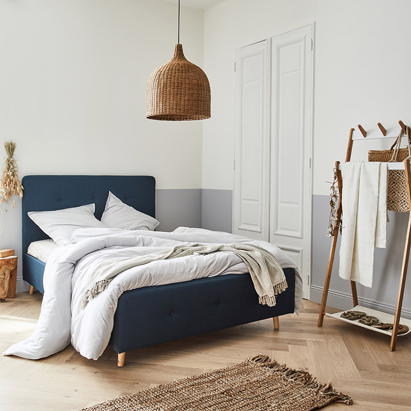 alinea idees déco, bien aménager sa petite chambre d'adulte, tapis, décoration