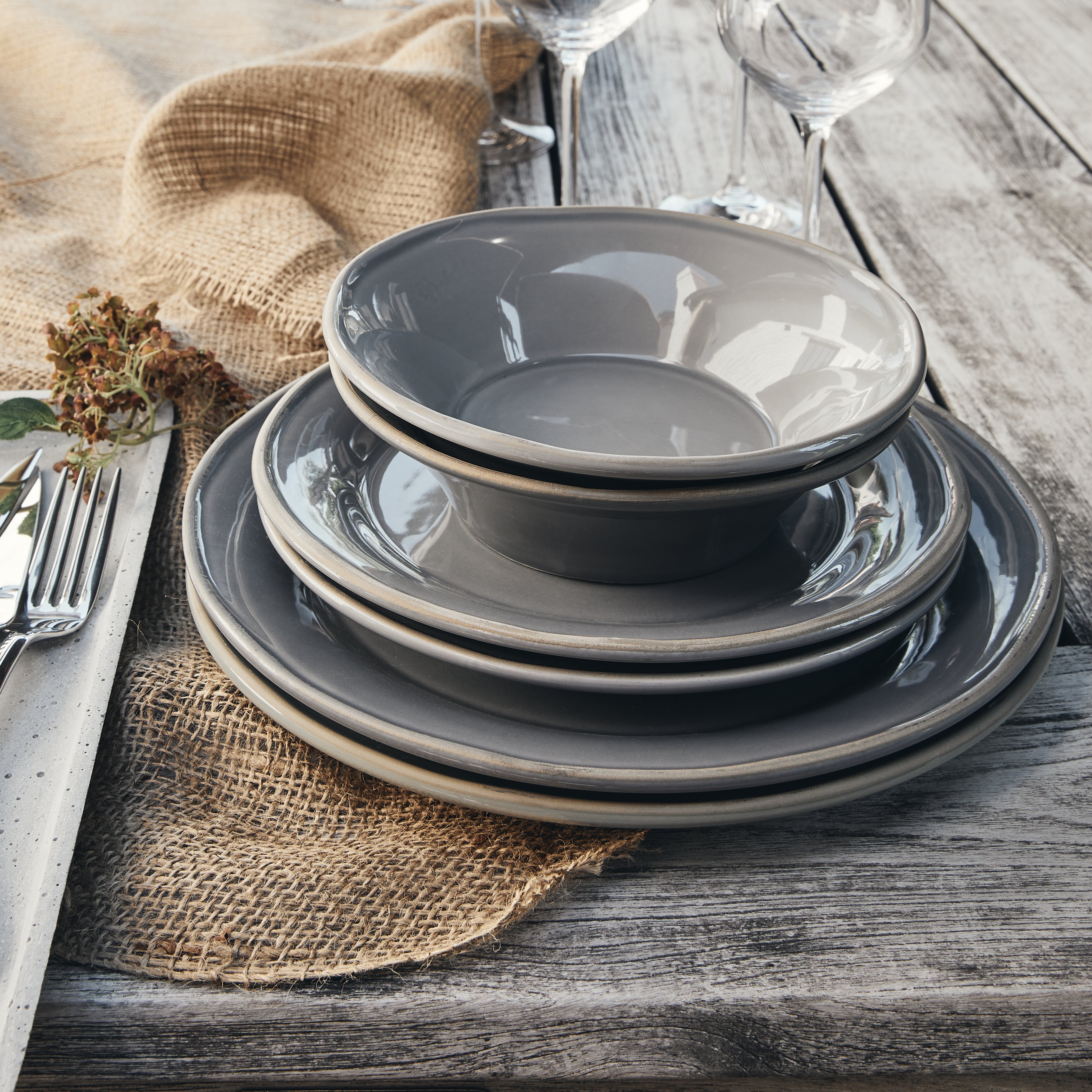 Table Avec Assiettes Et Verres Avant Une Fête. Piles De Vaisselle