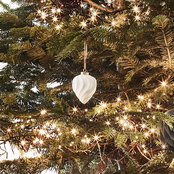 Comment installer la guirlande lumineuse dans le sapin ?