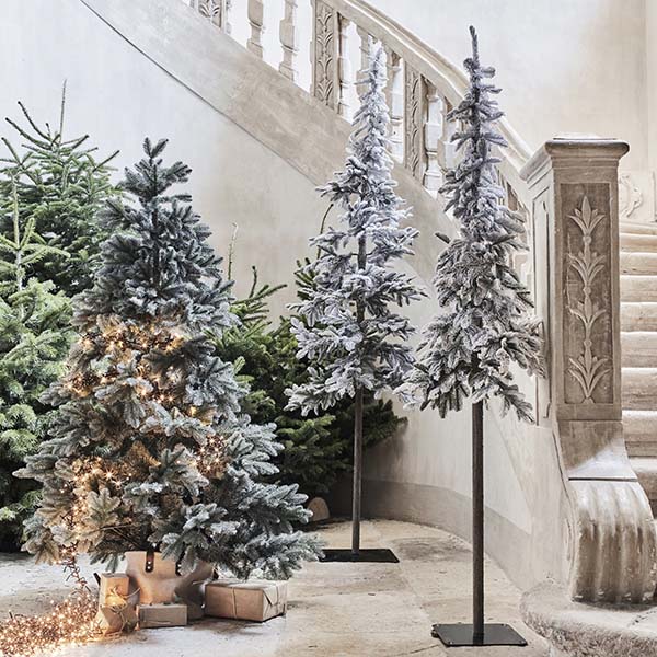 sapin de noël enneigé conique