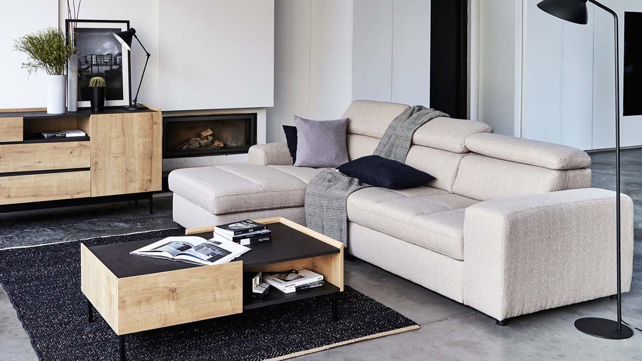 canapé d'angle en tissu beige avec têtières