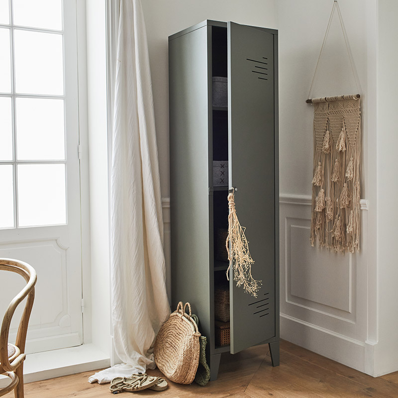 alinea idees déco, bien aménager sa petite chambre d'adulte, armoire metallique