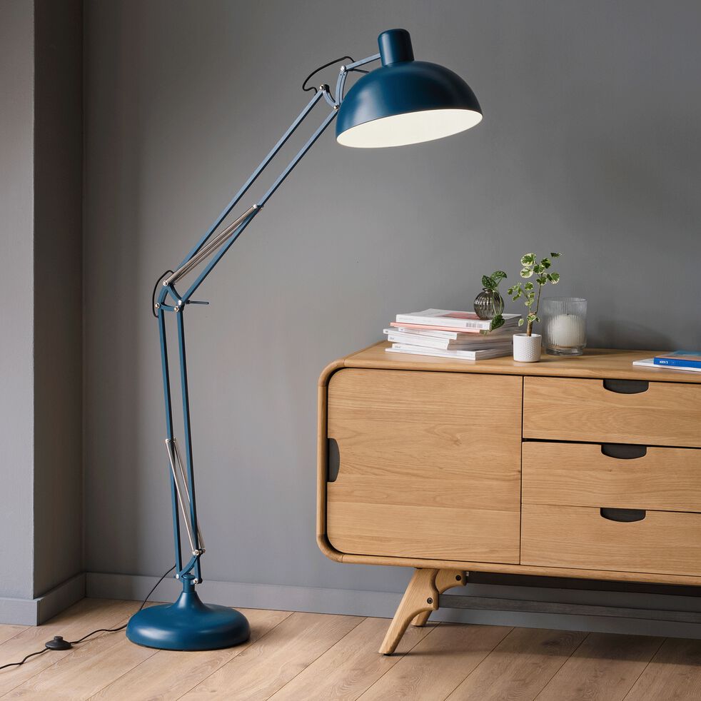 éclairage lampadaire adapté à la pièce du salon