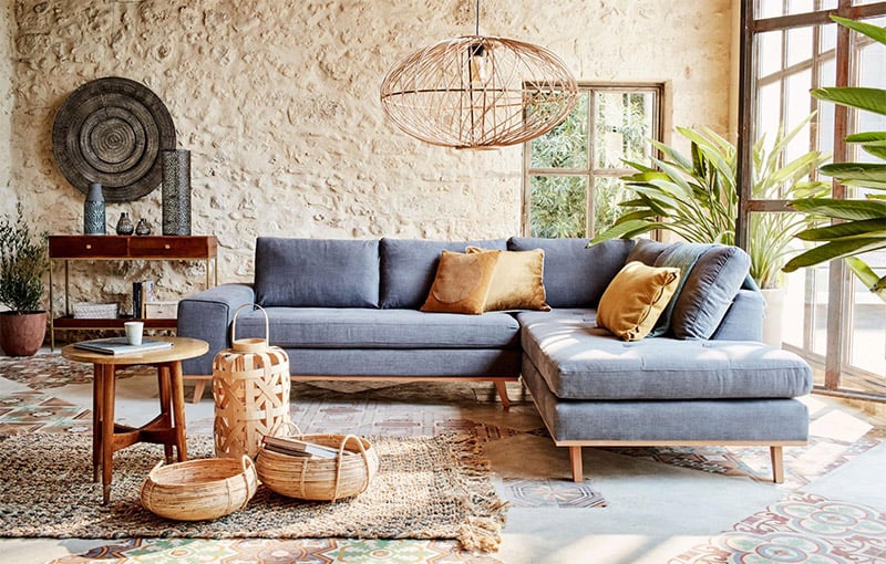 alinea idees déco, décorer son canapé gris avec des objets déco