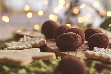 https://www.alinea.com/on/demandware.static/-/Sites-ali_master/default/dw1f2aea63/images/27897645/Atelier-cuisine-truffes-chocolat-A-4.jpg