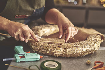 https://www.alinea.com/on/demandware.static/-/Sites-ali_master/default/dw31aafdbc/images/27896372/Atelier-creatif-couronne-noel-fleurs-sechees-A-3.jpg