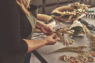 https://www.alinea.com/on/demandware.static/-/Sites-ali_master/default/dw3523fc3d/images/27896372/Atelier-creatif-couronne-noel-fleurs-sechees-A-5.jpg