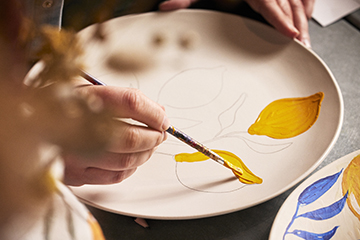 Peinture sur vase ou sur assiette-ATELIER