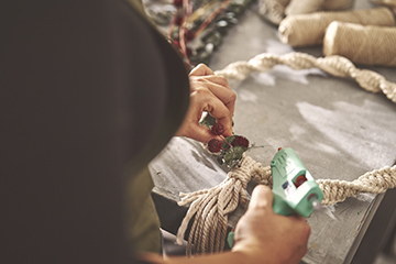 https://www.alinea.com/on/demandware.static/-/Sites-ali_master/default/dw6ad27bb9/images/27896419/Atelier-creatif-couronne-noel-macrame-A-5.jpg
