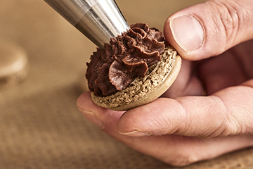 https://www.alinea.com/on/demandware.static/-/Sites-ali_master/default/dwa1227485/images/27810613/Atelier-cuisine-macarons-chocolat-fruit-A-3.jpg