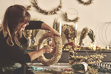 https://www.alinea.com/on/demandware.static/-/Sites-ali_master/default/dwbd3ea72d/images/27896372/Atelier-creatif-couronne-noel-fleurs-sechees-A-2.jpg