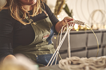 https://www.alinea.com/on/demandware.static/-/Sites-ali_master/default/dwe10dc7c1/images/27896419/Atelier-creatif-couronne-noel-macrame-A-2.jpg