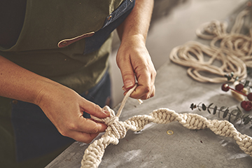 https://www.alinea.com/on/demandware.static/-/Sites-ali_master/default/dwee1fc0ba/images/27896419/Atelier-creatif-couronne-noel-macrame-A-4.jpg
