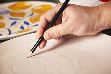 Peinture sur vase ou sur assiette-ATELIER