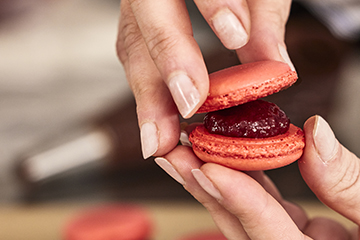 https://www.alinea.com/on/demandware.static/-/Sites-ali_master/default/dwf576ae7e/images/27810613/Atelier-cuisine-macarons-chocolat-fruit-A-4.jpg
